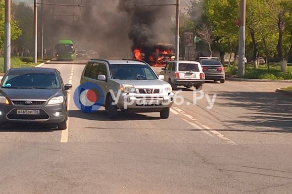 Водитель получил ожоги, пассажиры не пострадали: что произошло с автобусом, который загорелся в Оренбурге?