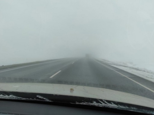 На трассе Оренбург — Орск сегодня был густой туман, который создавал опасность для водителей