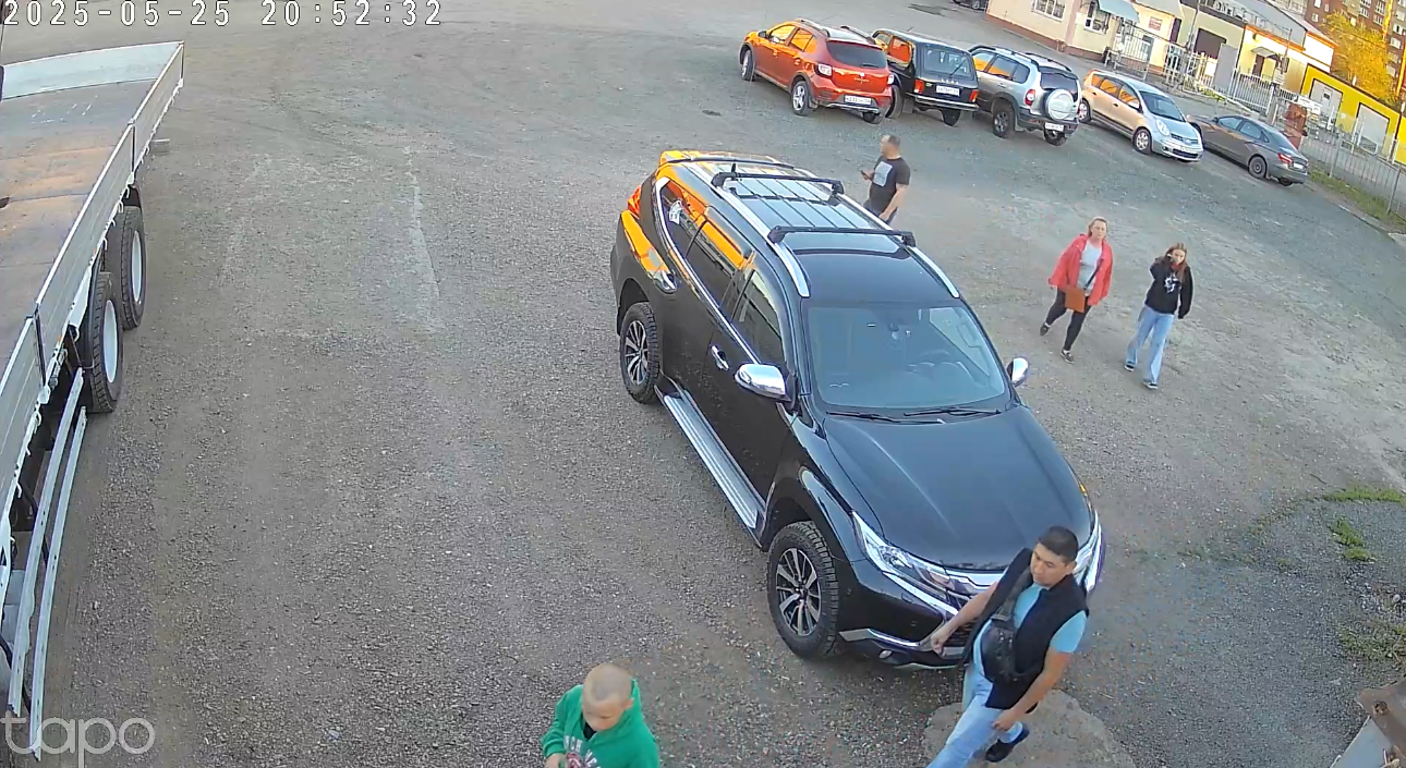 Отец вместе с мальчиком и его родителями, владельцем гаража, представителями ПДН на месте событий. Стоп-кадр с камер видеонаблюдения