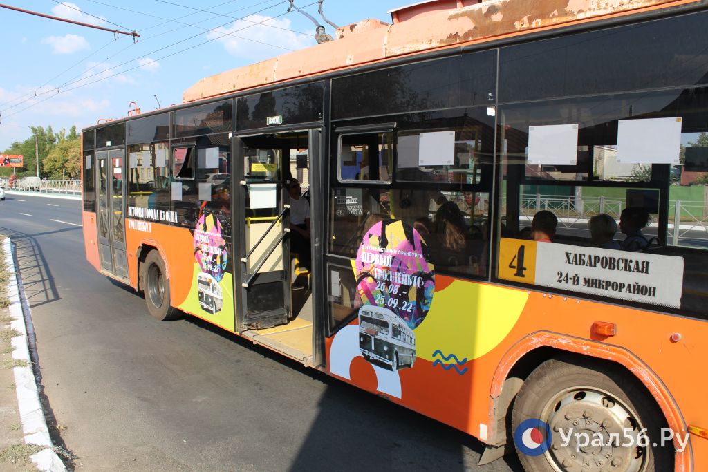 Экскурсионный троллейбус на улице Терешковой