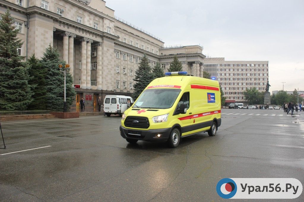 Автомобиль скорой помощи перед Домом Советов в Оренбурге