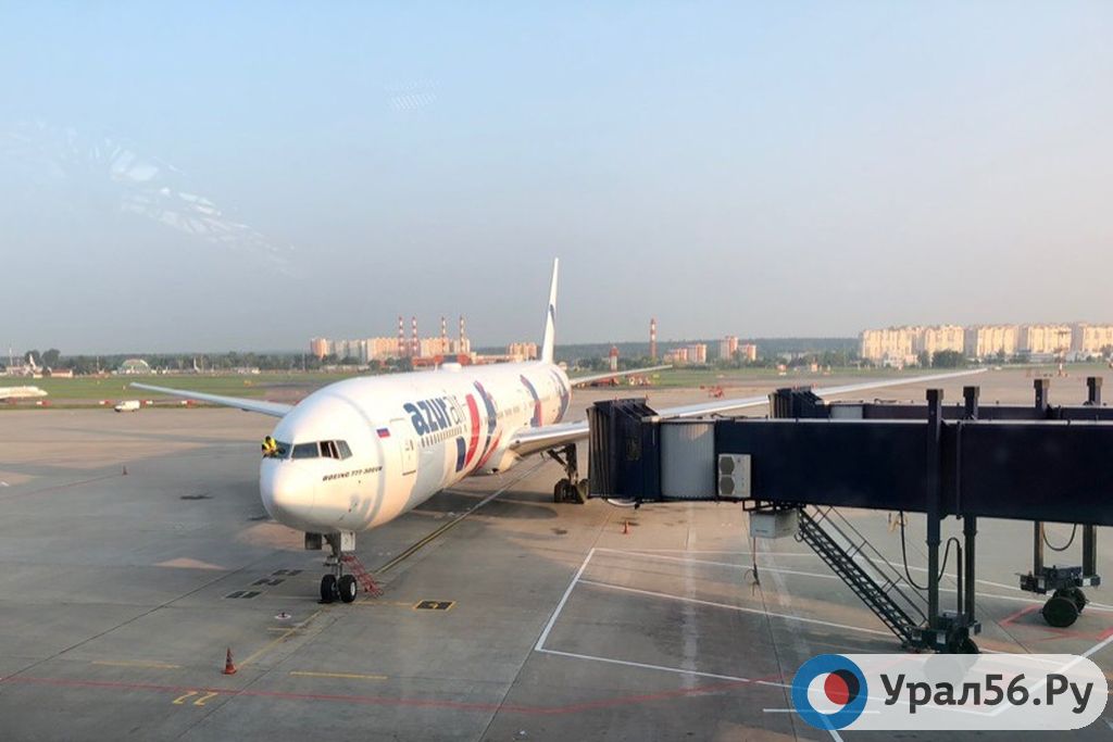 Самолет Azur Air в аэропорту Самары, лето 2019 года