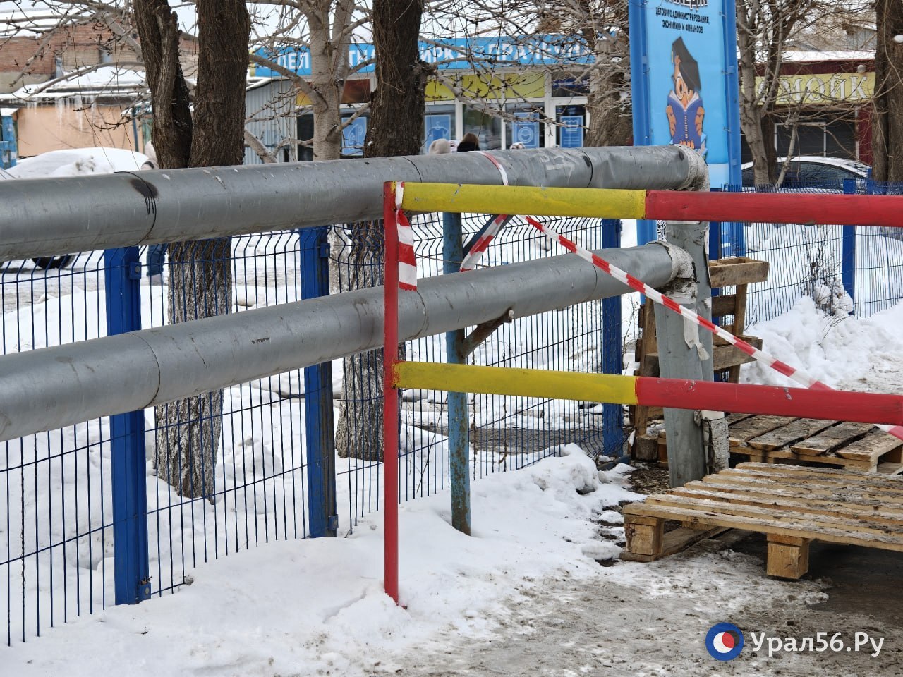Та самая труба, на которой произошел прорыв на улице Монтажников в Оренбурге