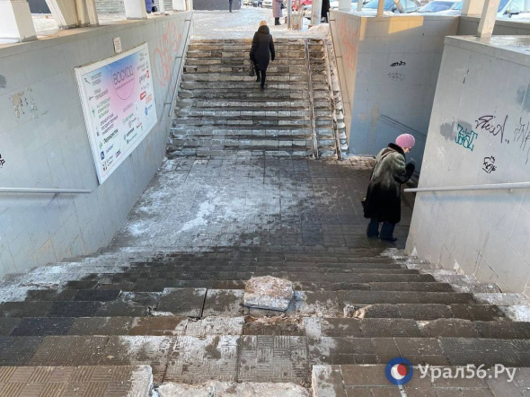 В Оренбурге продолжает разрушаться подземный пешеходный переход у театра музыкальной комедии