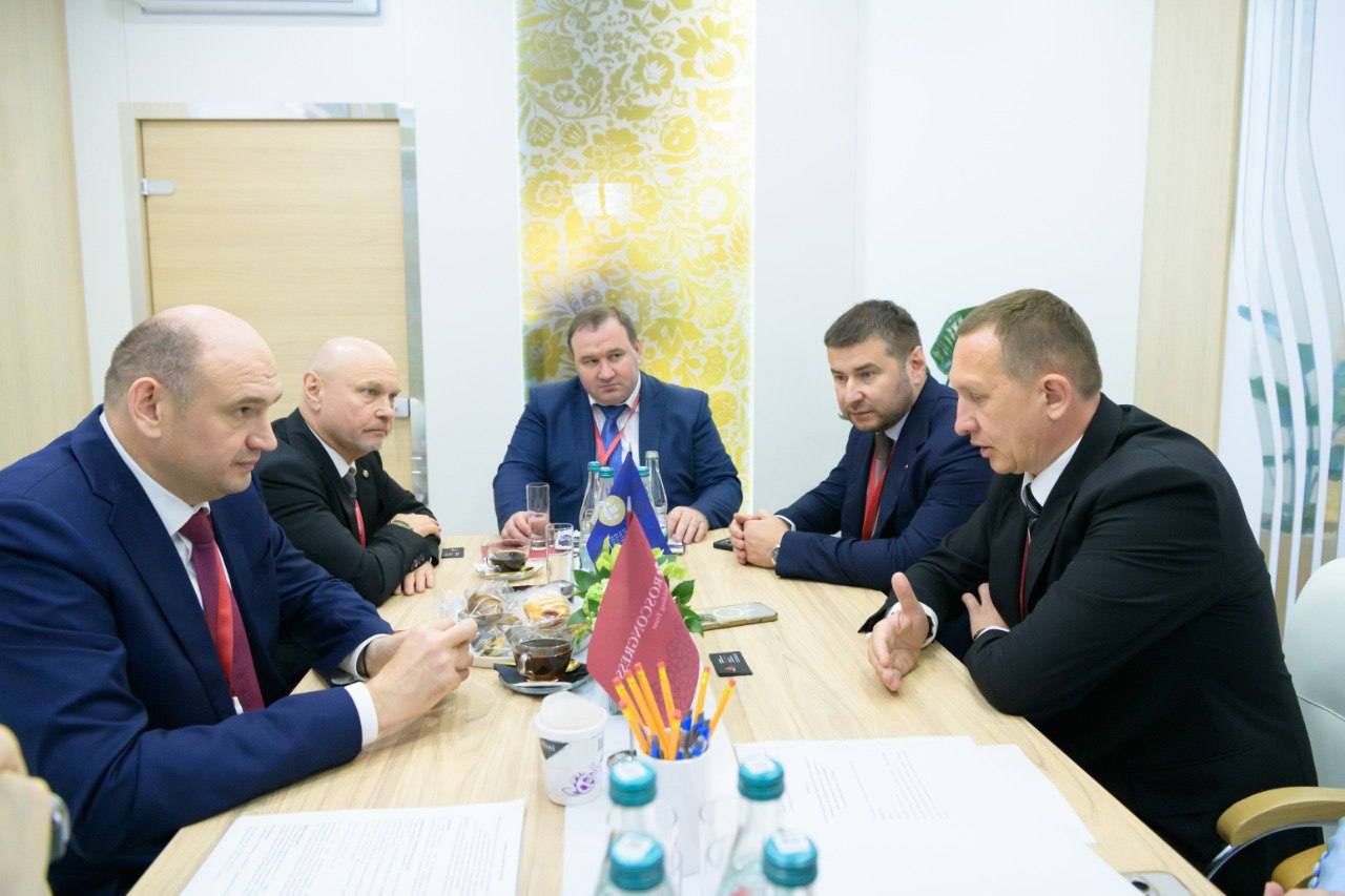 Евгений Солнцев на встрече с представителями ГК «Акрон Холдинг». Фото правительства региона