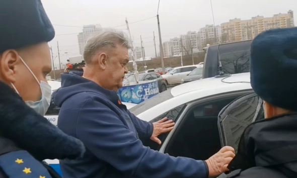 Тренер Александр Ильин снова задержан полицией: он отказался надеть маску и на судебном заседании