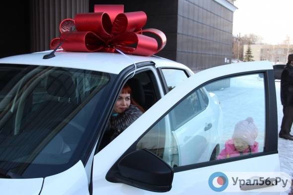 Лучшей женщиной года в Орске стала Татьяна Пак, ей подарили автомобиль