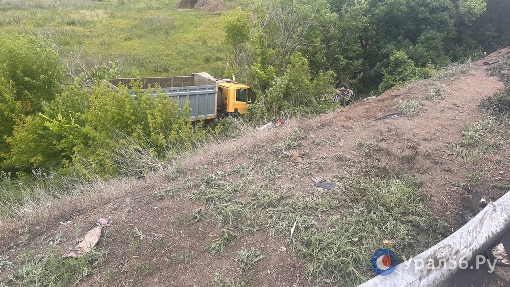 Автомобили упали с большой высоты