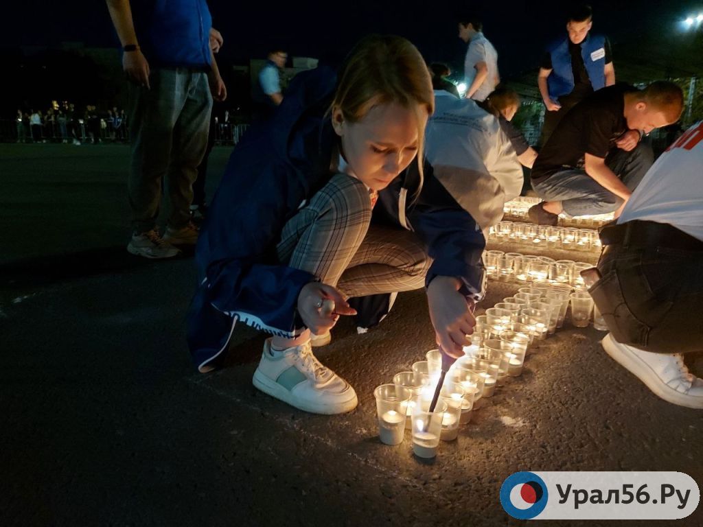 Оренбуржцы зажгли картину из сотен свечей в память погибших в Великой Отечественной войне