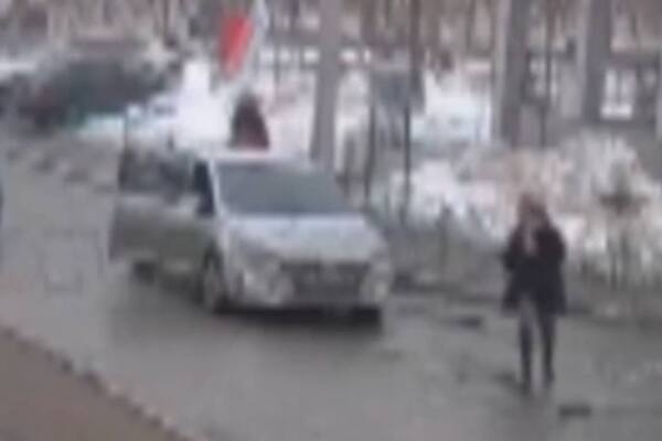 Момент нападения женщины на автомобиль (напавшая — сзади машины). Источник: Стоп-кадр из видео