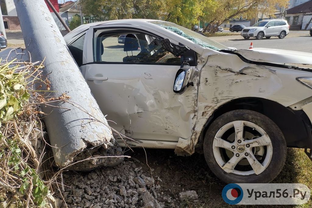 Автомобиль Toyota Corolla протаранила столб. Машина получила сильные механические повреждения