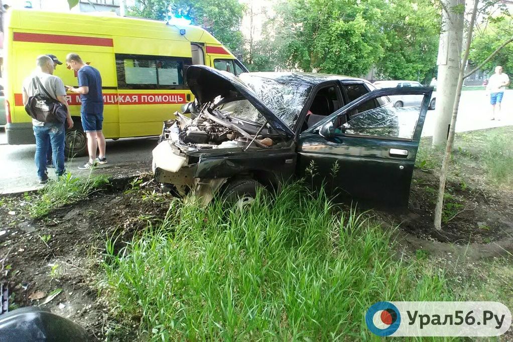 Фото с места ДТП в Орске, 04.06.2019