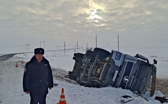 В Гайском округе на трассе перевернулся грузовой автомобиль, водитель погиб