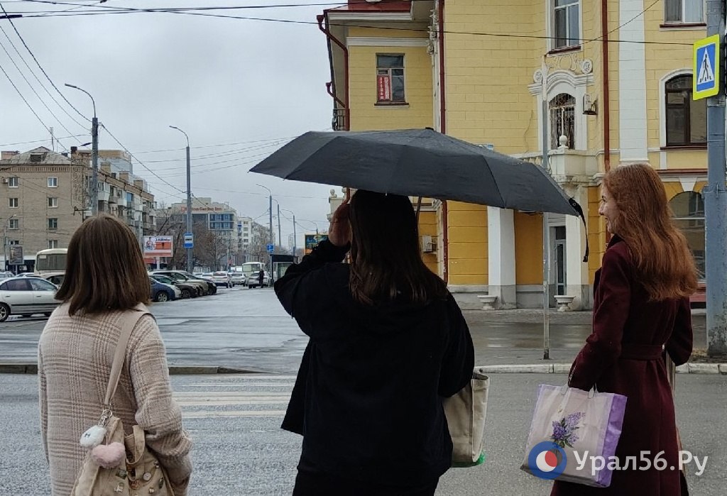 Девушка с зонтиком. Фото из архива