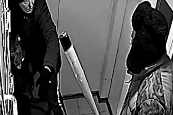 Нападение в подъезде. Источник: Стоп-кадр из видео SHOT