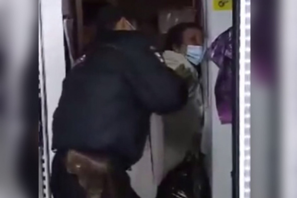 В Оренбургской области полицейский применил силу к женщине за отказ надеть маску в магазине (видео)
