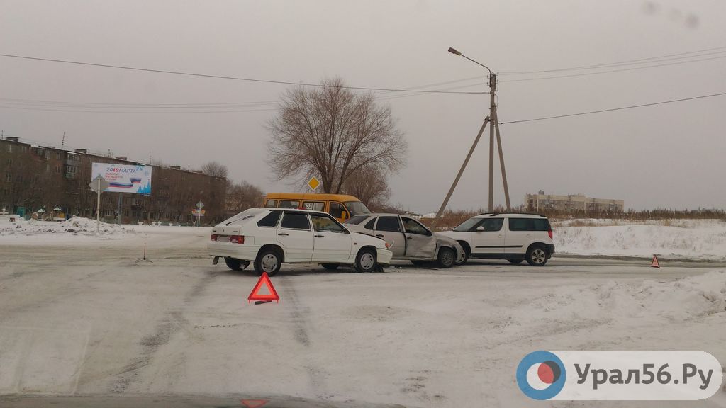 В Орске на перекрестке столкнулись ВАЗ, Lada и Skoda