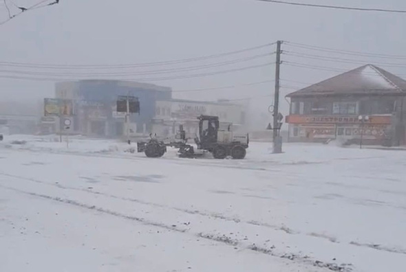 На дороги Орска вышла снегоуборочная техника: в городе работают 18 машин, в отдаленных поселках – трактор