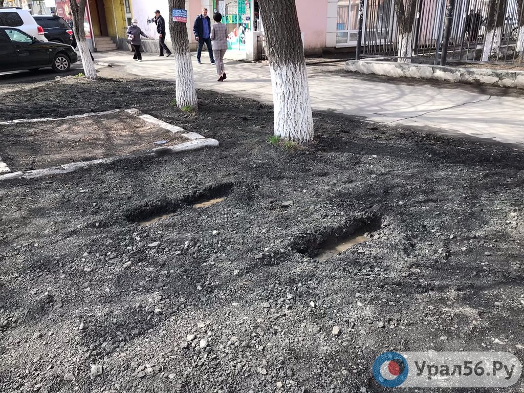 В Орске перед приездом губернатора под асфальтовой крошкой «похоронили» неухоженный газон