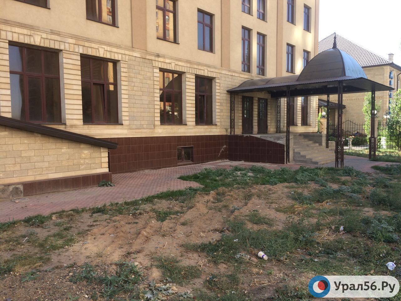 В Оренбурге в здании гостиницы «Баку», которое должно стать поликлиникой, открыты окна и отсутствует охрана