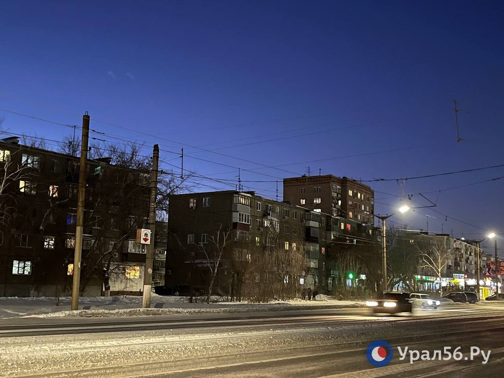 Рядом с остановкой «Луч» в Орске 10 января 2023 года