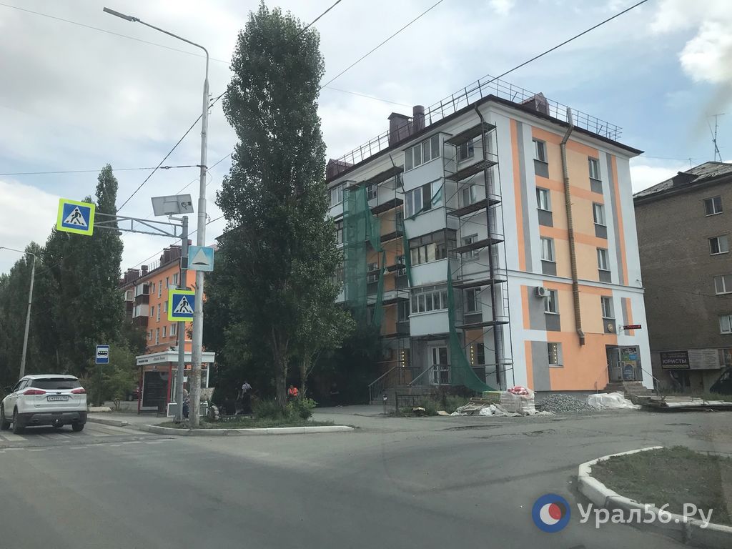 В Новотроицке обновили фасады домов по улице Советской, работы пока закончили не везде