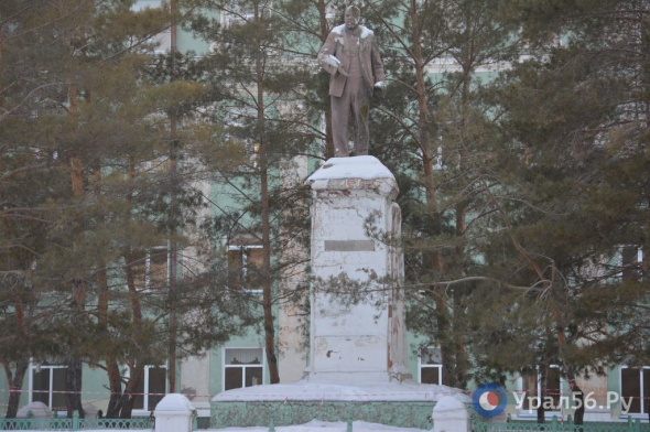 В Орске памятник В.И. Ленину у школы № 2, который хотели снести, внесут в реестр объектов культурного наследия