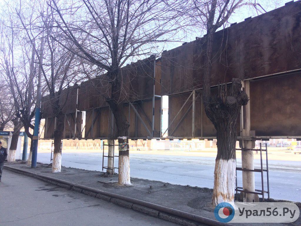 В центре Орска начали демонтировать рекламные щиты