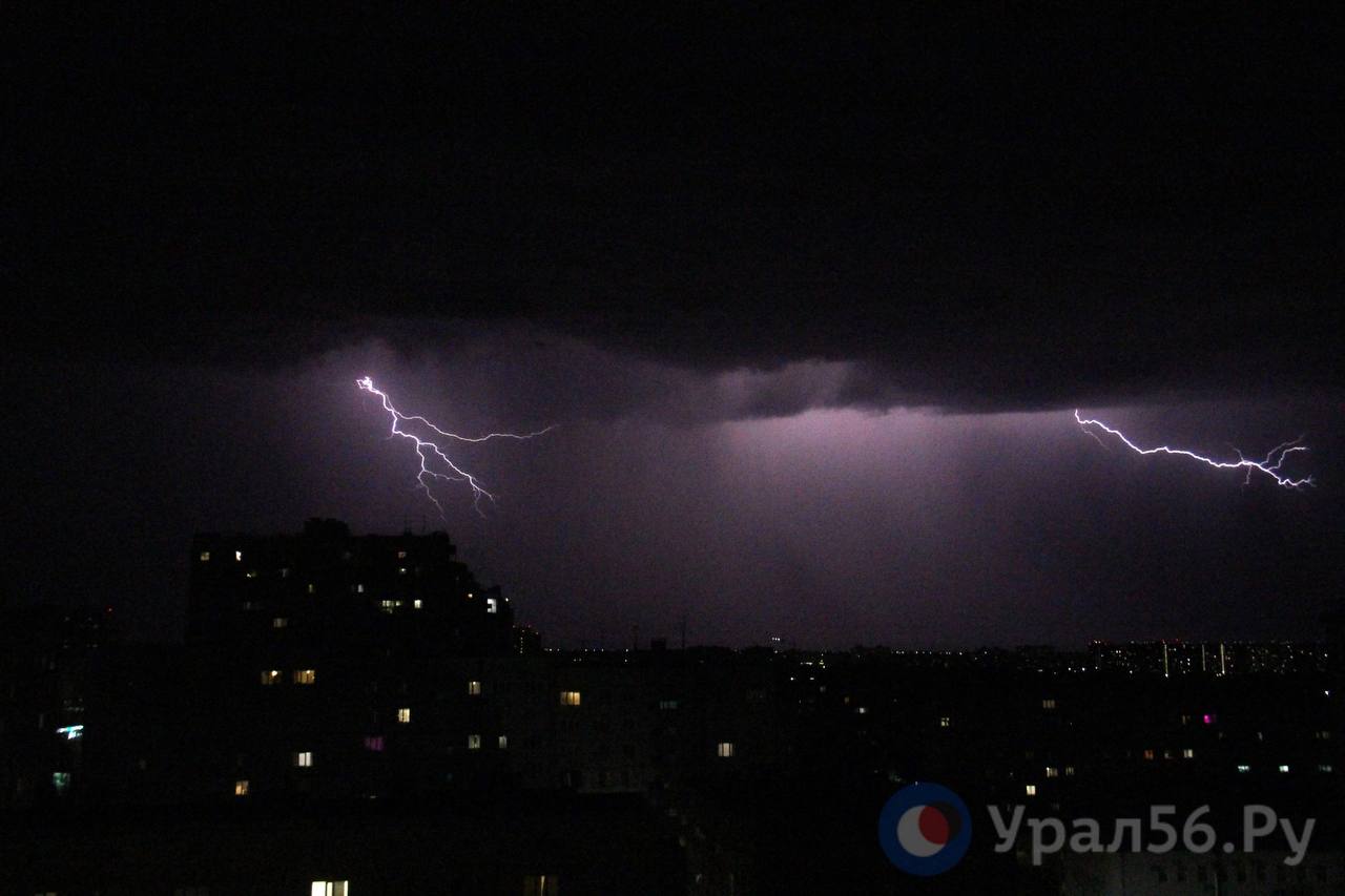 В Оренбургской области после удара молнии загорелся жилой дом