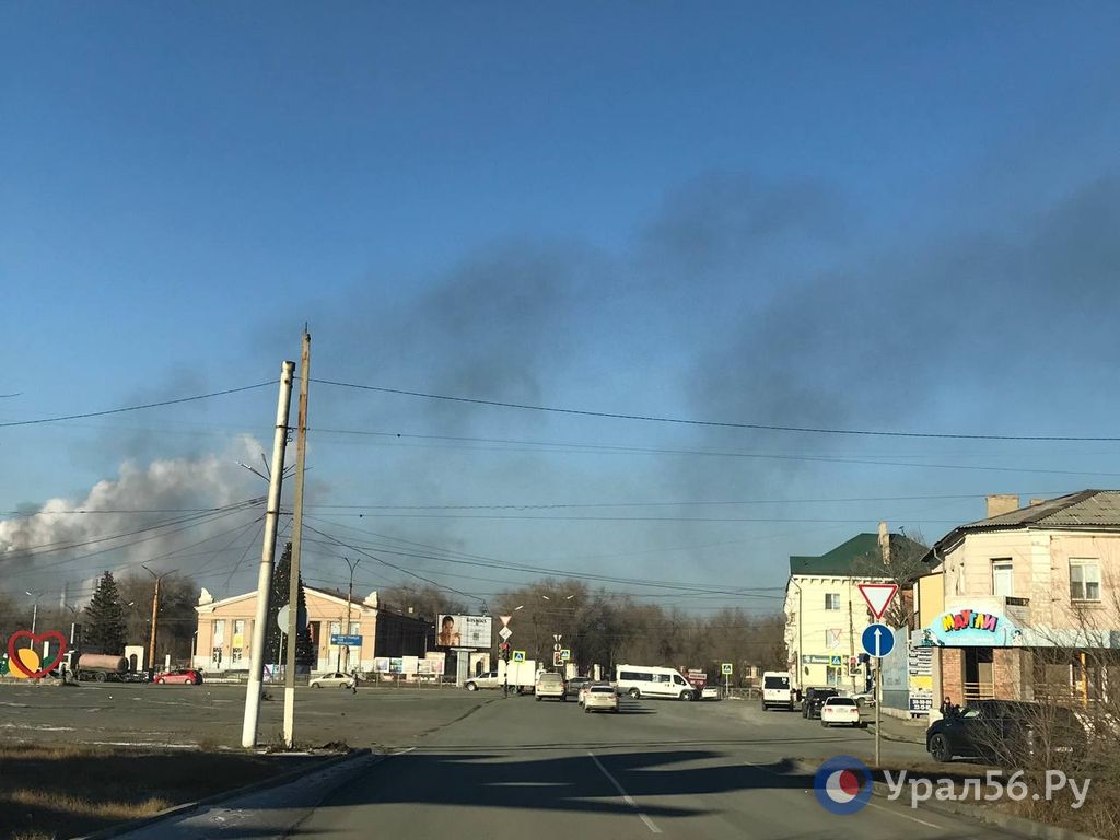 Дым от пожара в небе над Орском