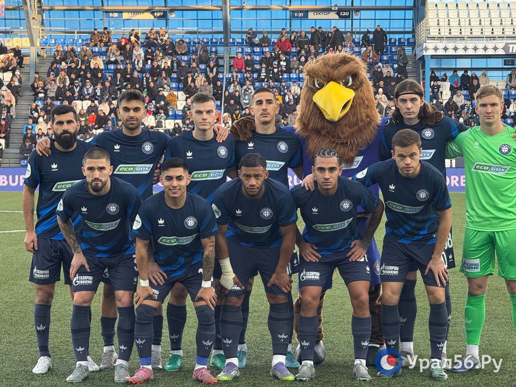 Футболисты ФК «Оренбург» и новый символ команды — степной орел Орбик, ноябрь 2025 года