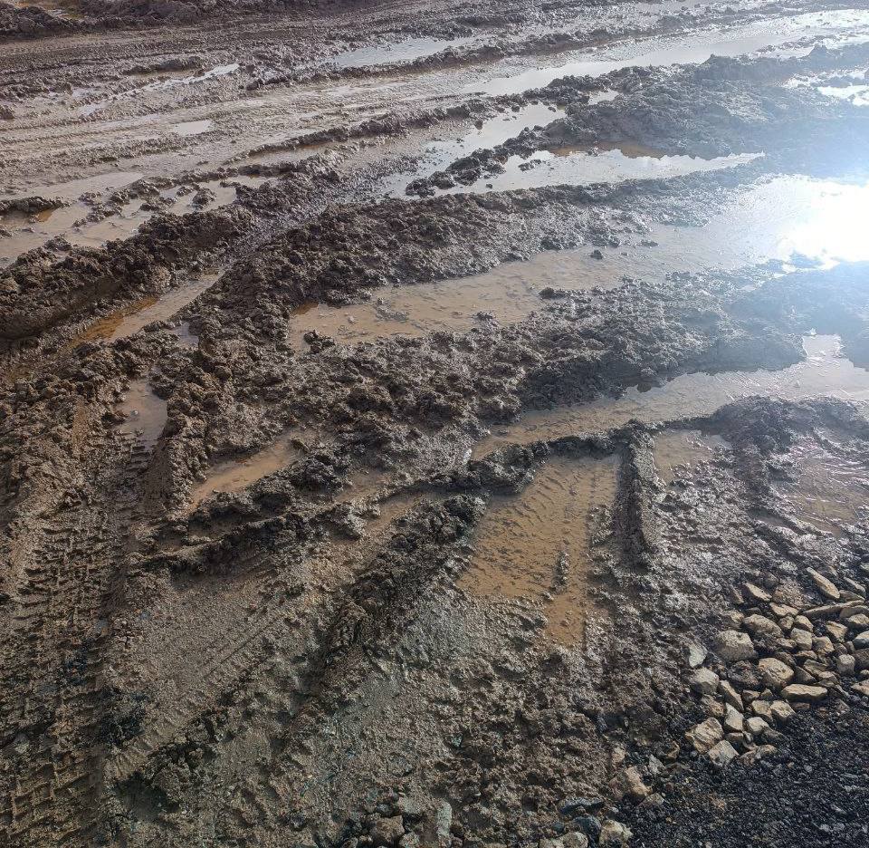 Разворотили дорогу в Ясном вдоль строящейся набережной, фото местных жителей