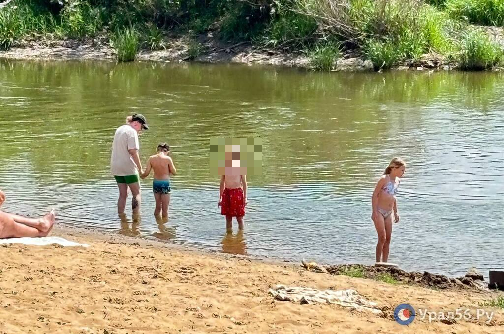Отдыхающие на пляже у Красной площади