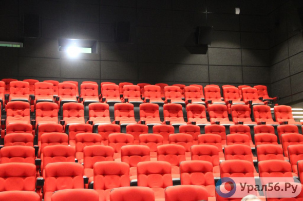 В Казахстане кинотеатр пускает на ночлег россиян, которые не смогли найти жилье из-за роста цен 