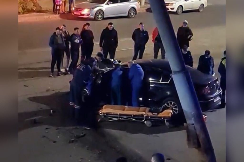 В Орске водитель Volkswagen врезался в столб на улице Краматорской (видео)