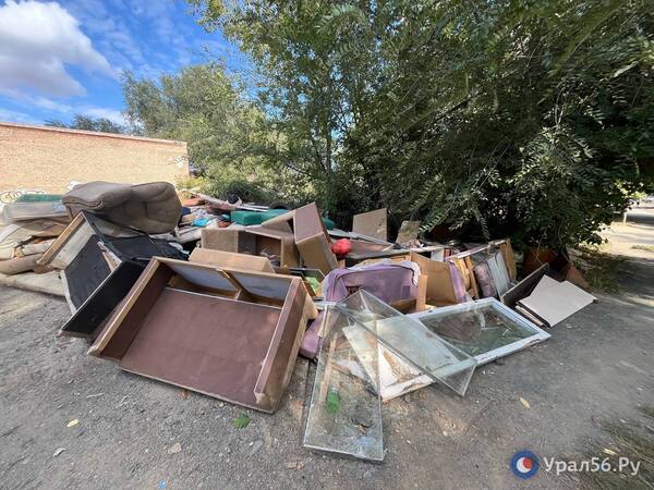 Свалка у дома на ул. Тагильской в Орске