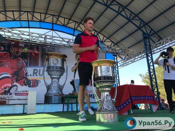 Хоккеист Владислав Каменев подарил жителям Орска возможность вновь увидеть Кубок Гагарина