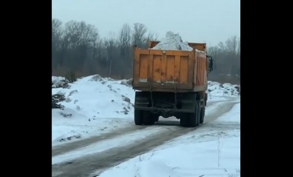 В Оренбурге большегрузы продолжают вывозить снег в пойму Урала, несмотря на все заявления администрации