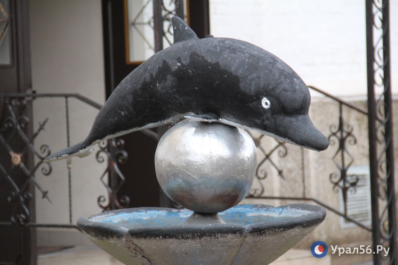 Скульптура «Черный дельфин» на территории ИК-6, от которой и пошло негласное название этой колонии 