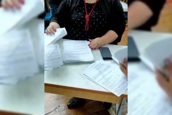 Из-за вскрытого пакета на избирательном участке в Оренбурге почти 300 бюллетеней признали недействительными (видео)