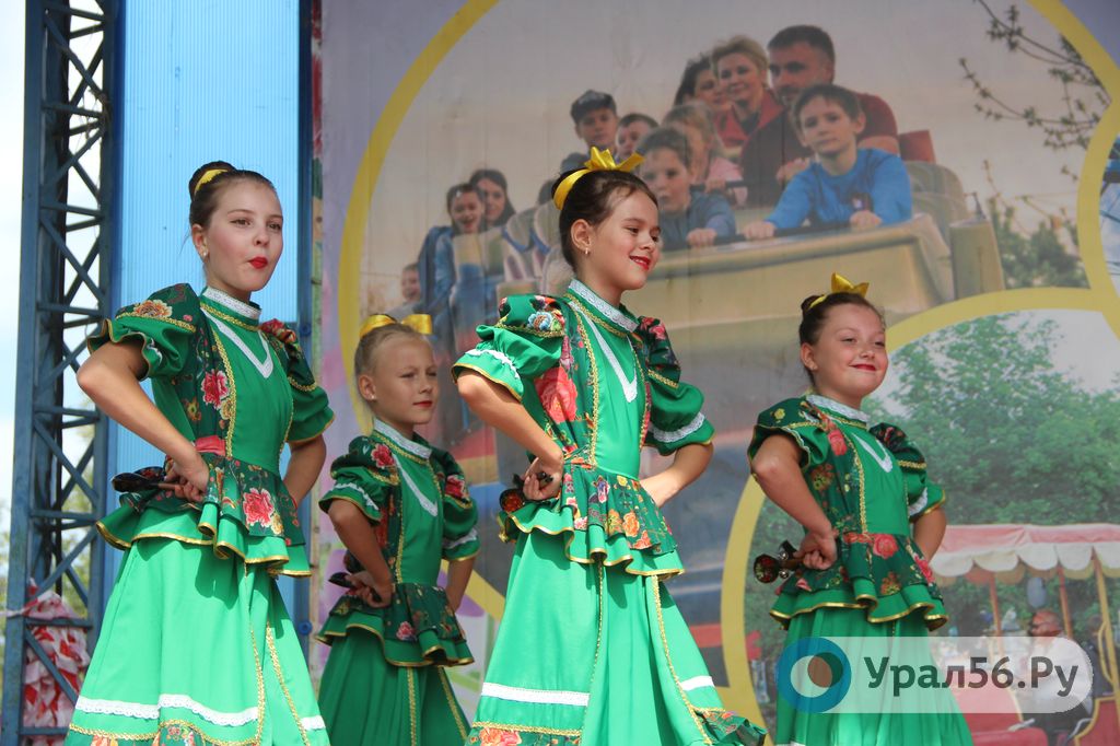 Творческие коллективы сегодня выступают в на сцене парка