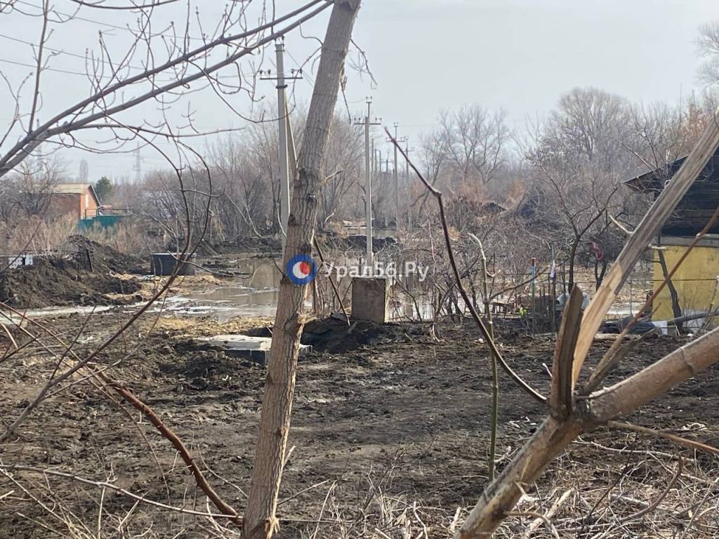 Подтопленные дома в поселке Рабочий в Орске