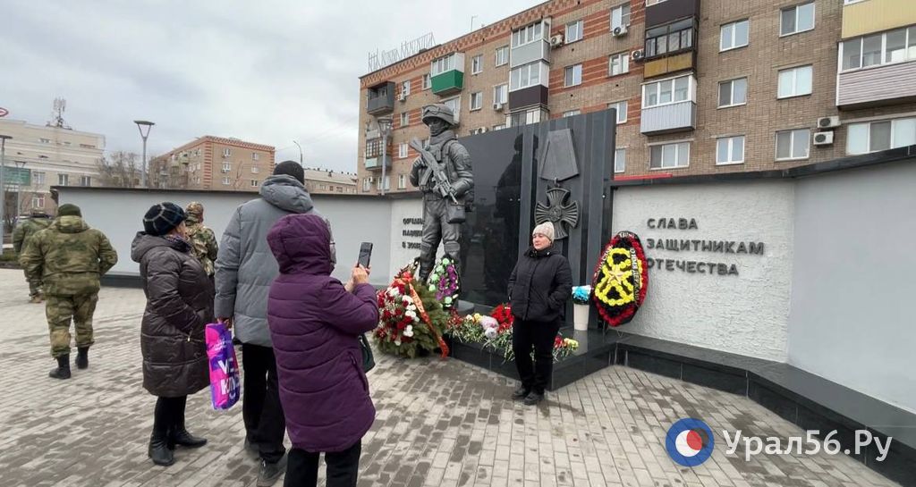 Памятник в сквере