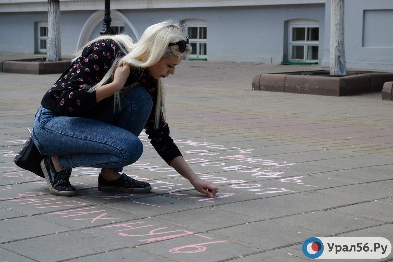 В Оренбурге молодые художники украсили улицу Советскую творчеством поэтов
