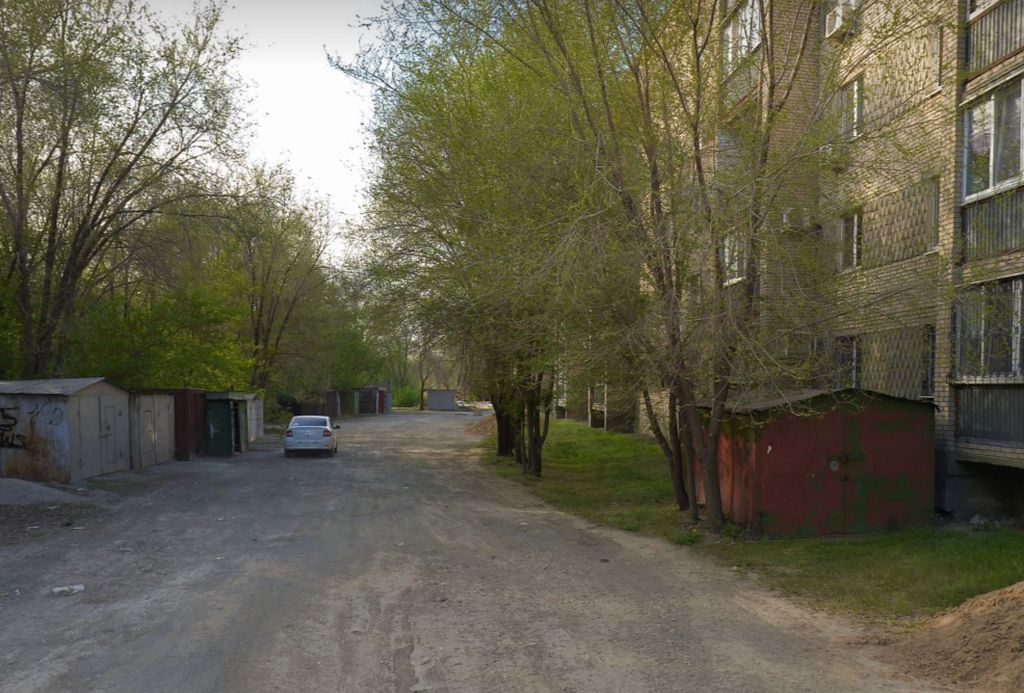 Рядом с одним из домов на проезде Энтузиастов в Орске. Скрин с карт Яндекс