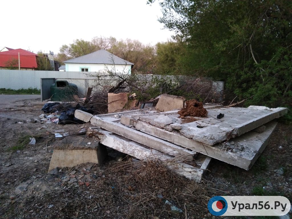 Мусорка в районе 6 школы в Орске