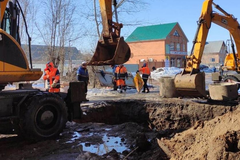 «Росводоканал Оренбург» ведет ремонт канализационного коллектора на улице Ногина