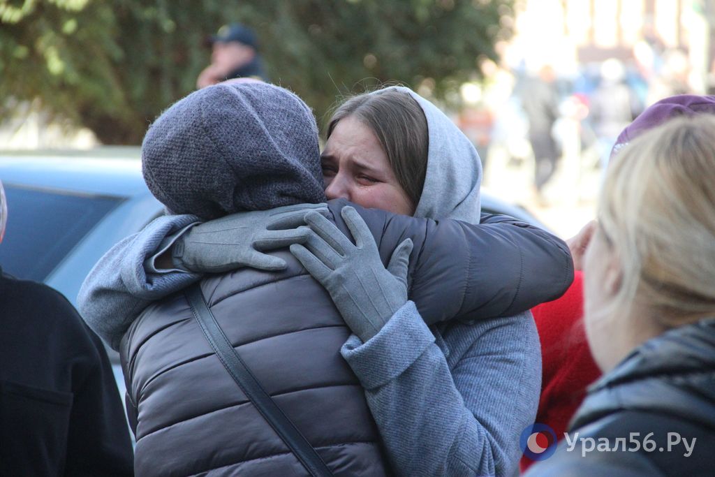 Родственники призывников не могут сдержать слез