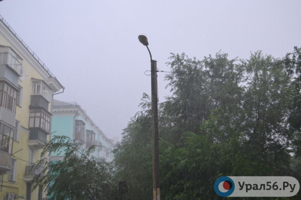 На Оренбургскую область надвигаются сильный ветер и гроза, объявлено штормовое предупреждение
