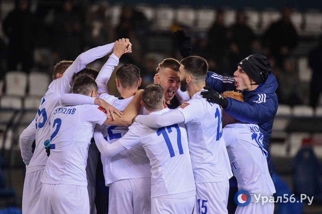 Футболисты ФК «Оренбург» празднуют победу в кубковом матче